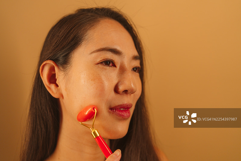 面部滚轮放松按摩图片素材