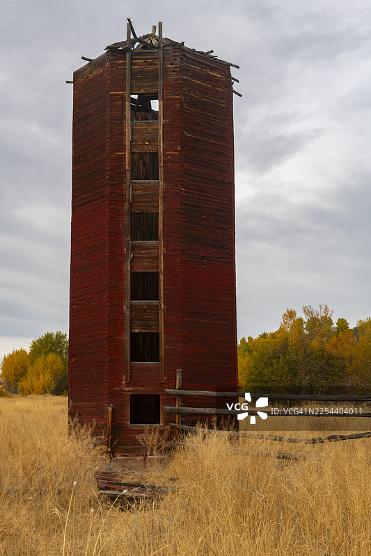 秋日里的红色旧粮仓图片素材