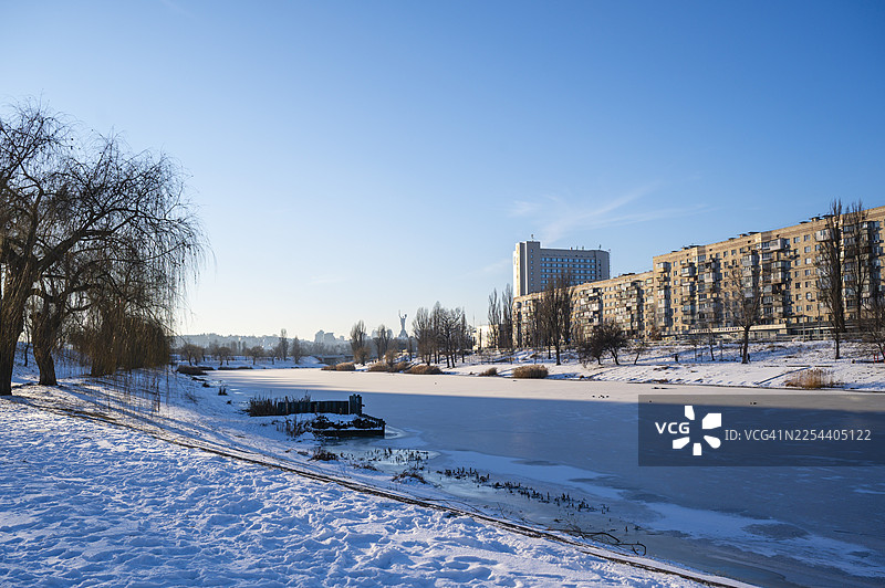 俯瞰冰封第聂伯河的乌克兰母亲纪念碑，位于基辅图片素材