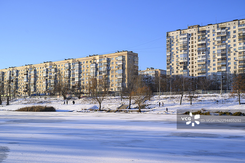冬季，湖面结冰，沿湖的城市居民楼图片素材