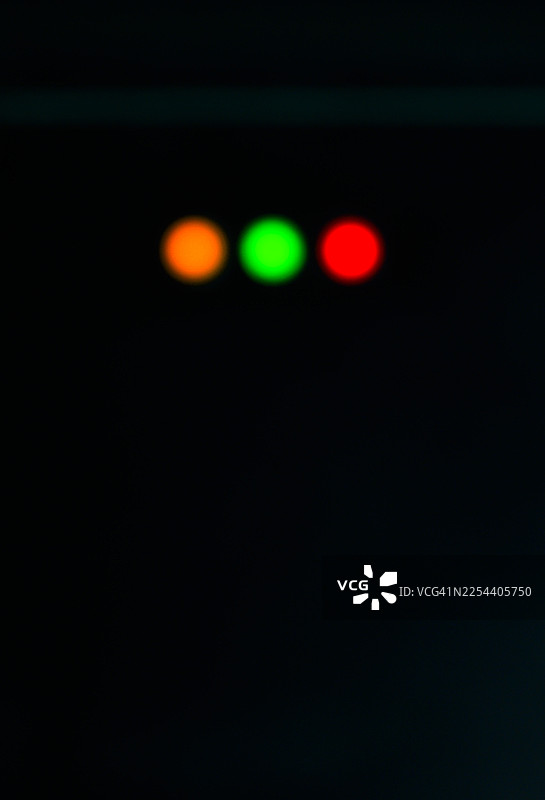 黑色背景上的橙色、绿色和红色散景灯光图片素材