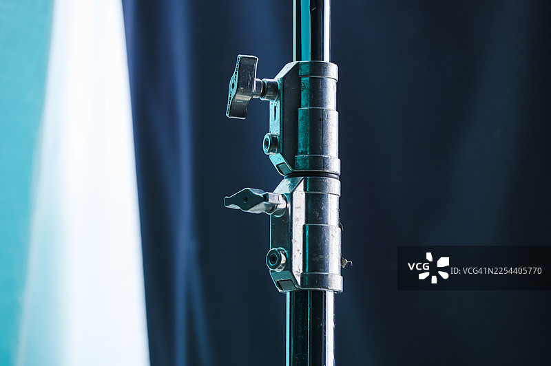 舞台上的C型灯架和摄影器材图片素材