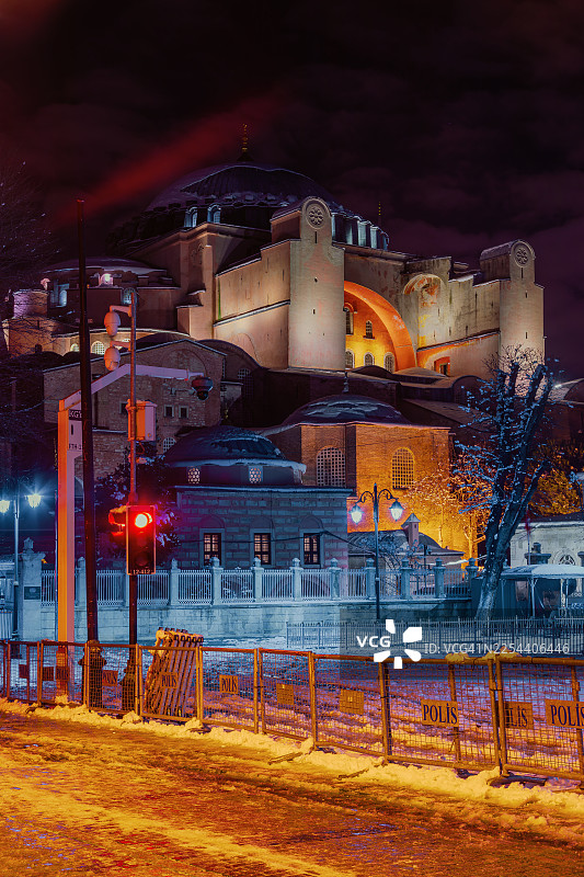 伊斯坦布尔苏丹艾哈迈德广场夜间灯火辉煌的圣索菲亚大教堂图片素材