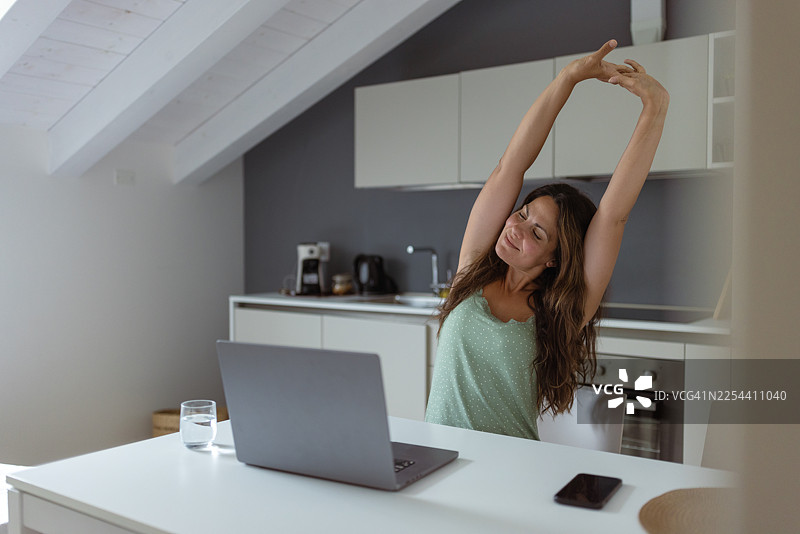 居家办公室的晨间伸展图片素材