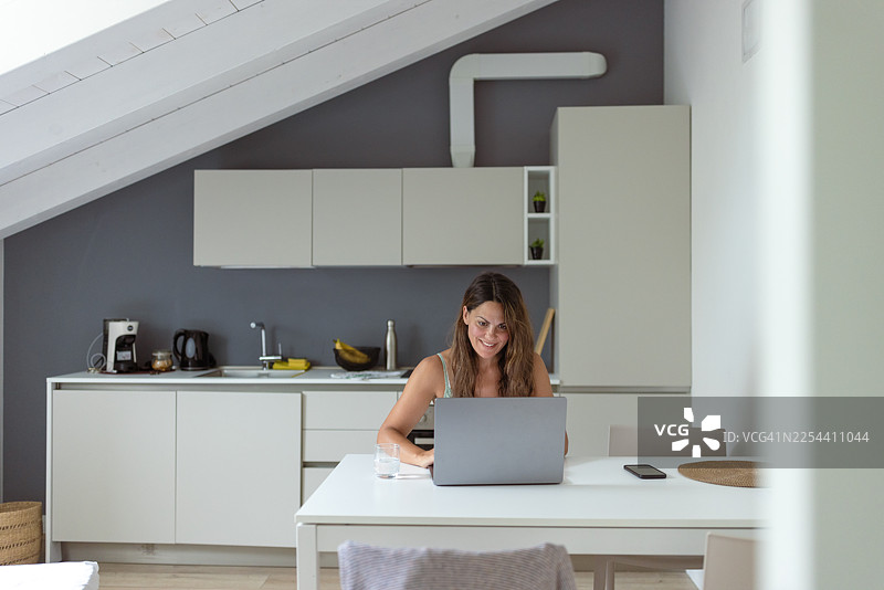 现代厨房中的家庭办公室图片素材