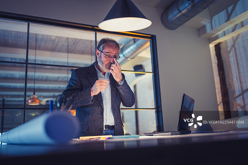 建筑师在办公室加班图片素材