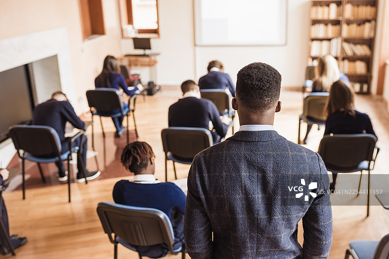 教室讲座：现代学习环境中不同成人学生和老师的后视图图片素材