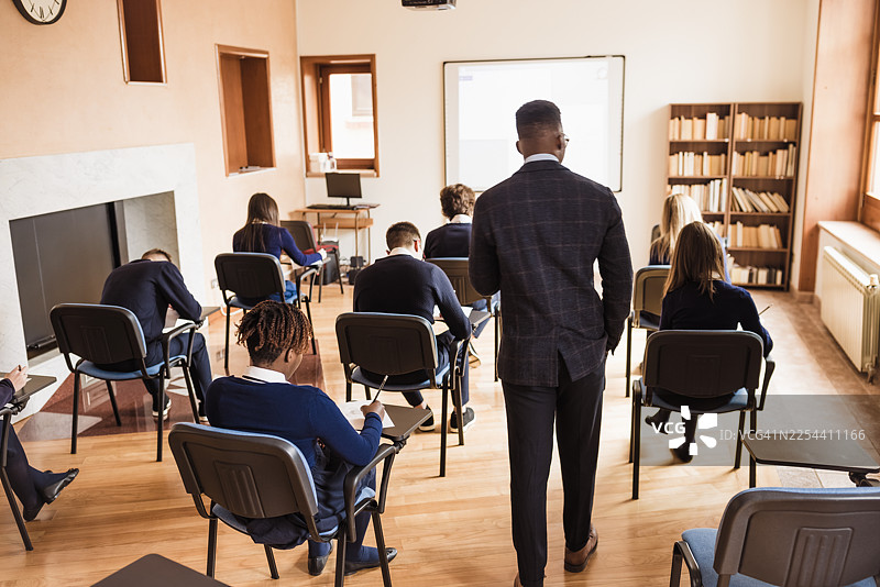 讲师带领的商务培训课程图片素材