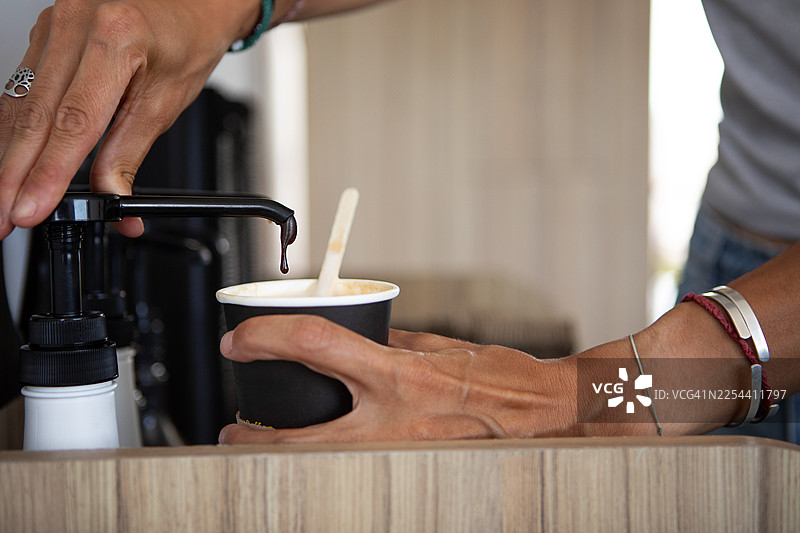 年轻女子准备享用智能售货机购买的咖啡图片素材