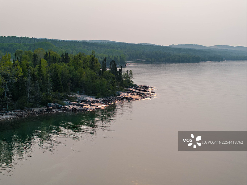 安大略省雷湾附近苏必利尔湖风景如画的岩石海岸线图片素材