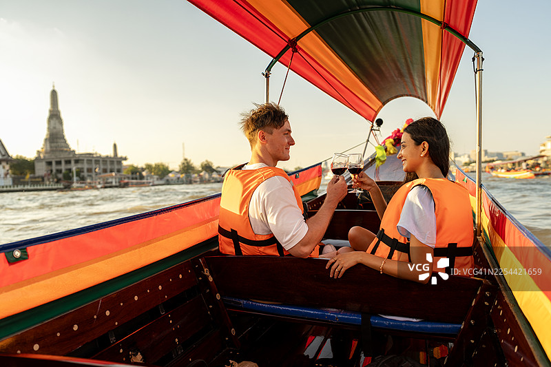 情侣在郑王庙旁乘坐长尾船享受浪漫时光图片素材