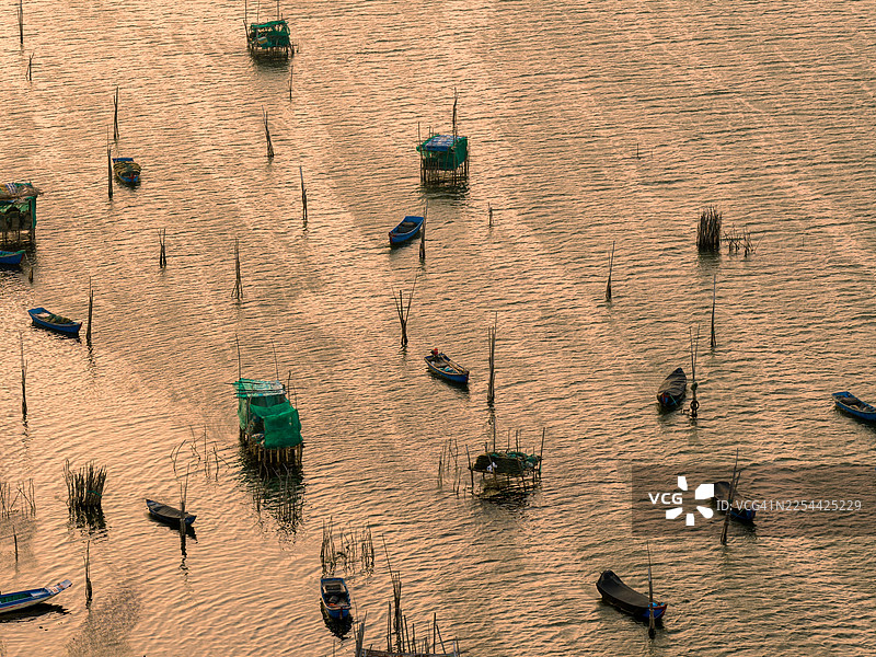 渔村旁边的河流图片素材