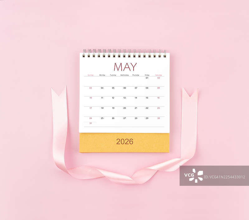 2026年5月粉色丝带桌历，位于画面中心图片素材