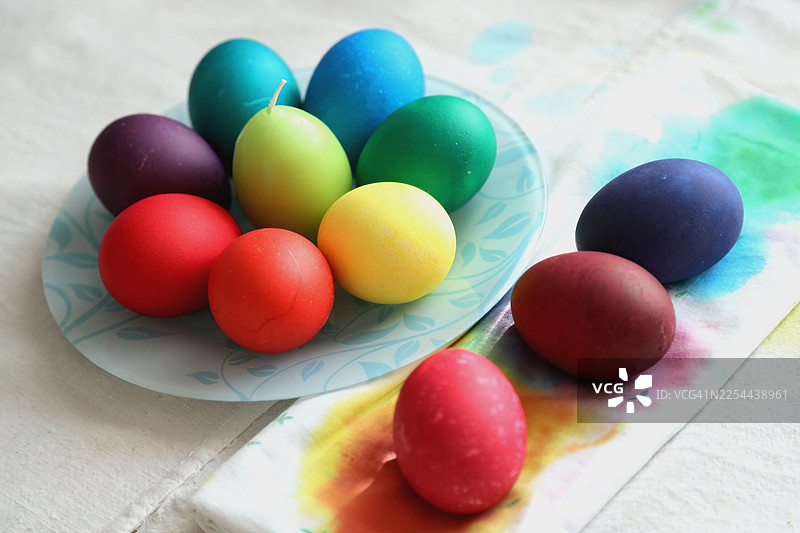 一堆自制的彩绘复活节彩蛋图片素材