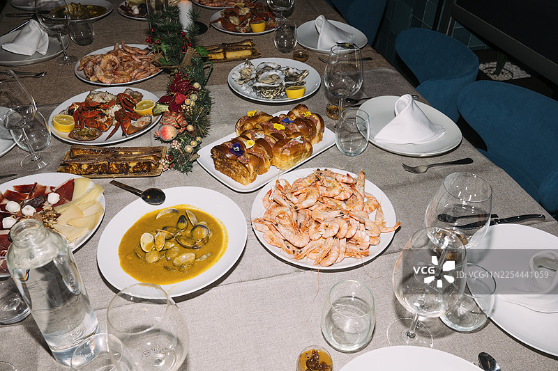 节日装饰餐桌上的海鲜盛宴图片素材