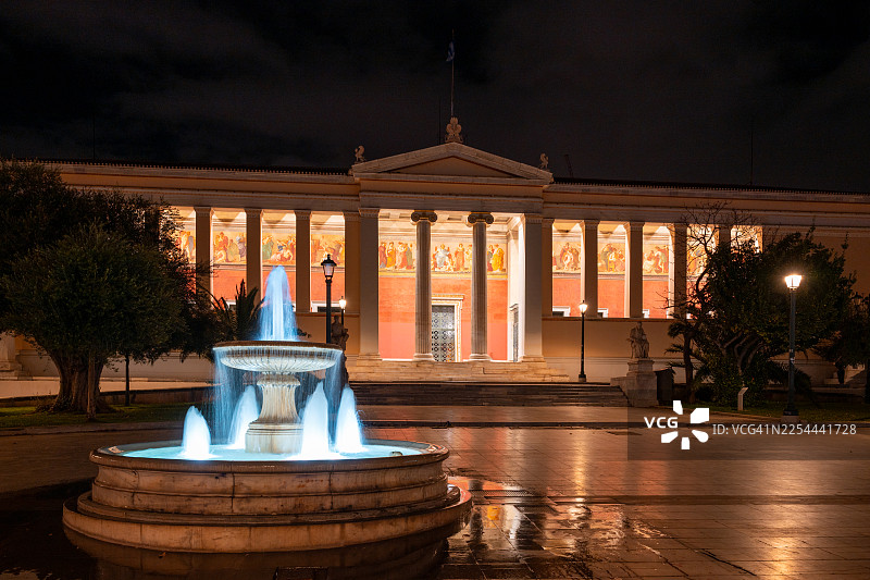 雅典大学建筑与夜景喷泉图片素材