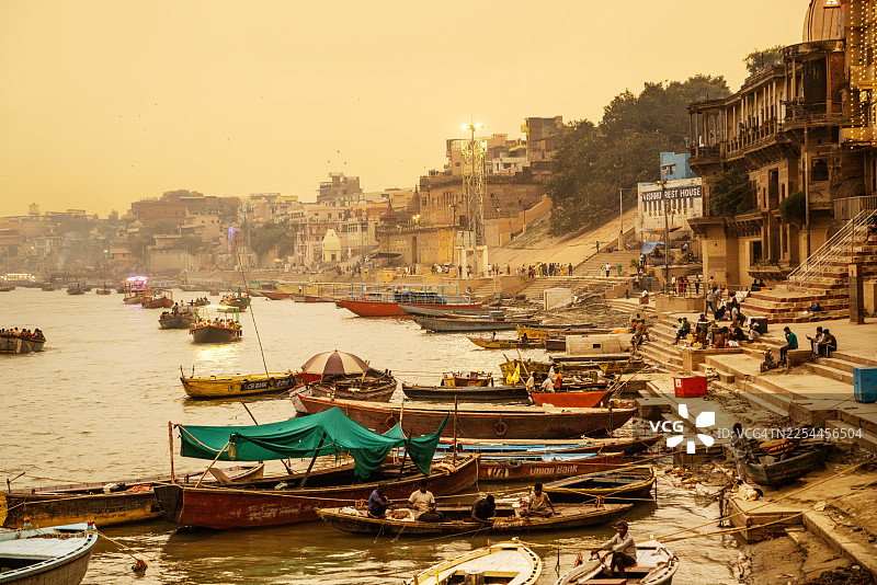 日落时分瓦拉纳西河坛上有船只图片素材