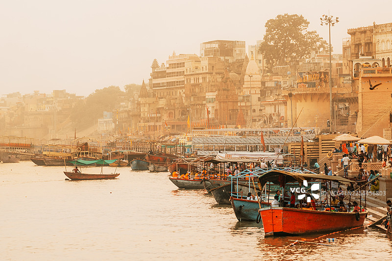 日落时分瓦拉纳西恒河上的船只图片素材