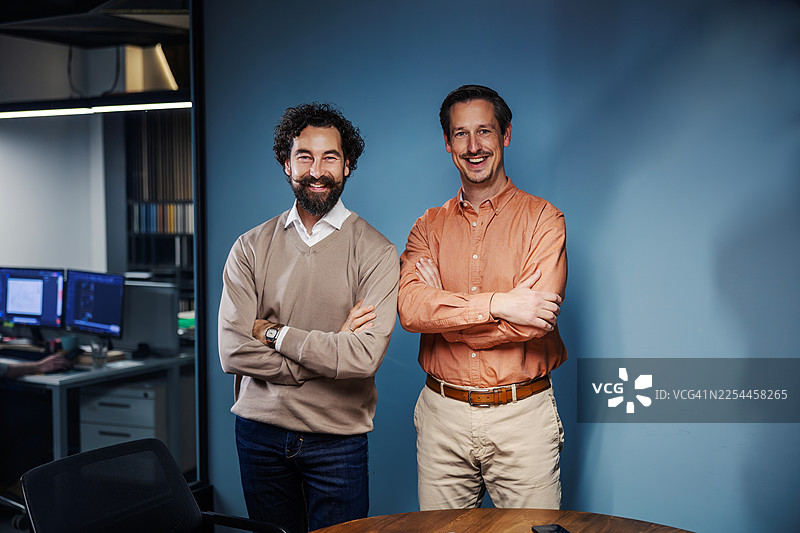 两位商业伙伴在现代办公室里微笑图片素材