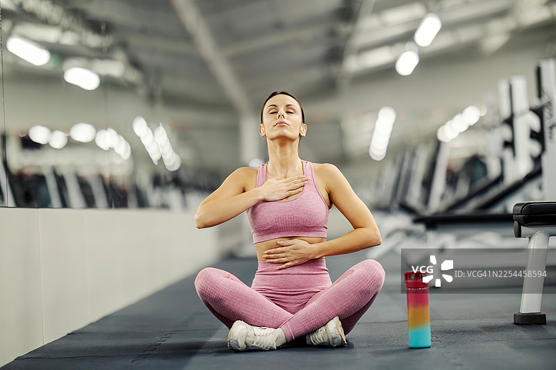 女士在健身房冥想并进行呼吸练习图片素材