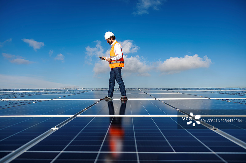 工程师检查太阳能电池板以生产可再生能源图片素材