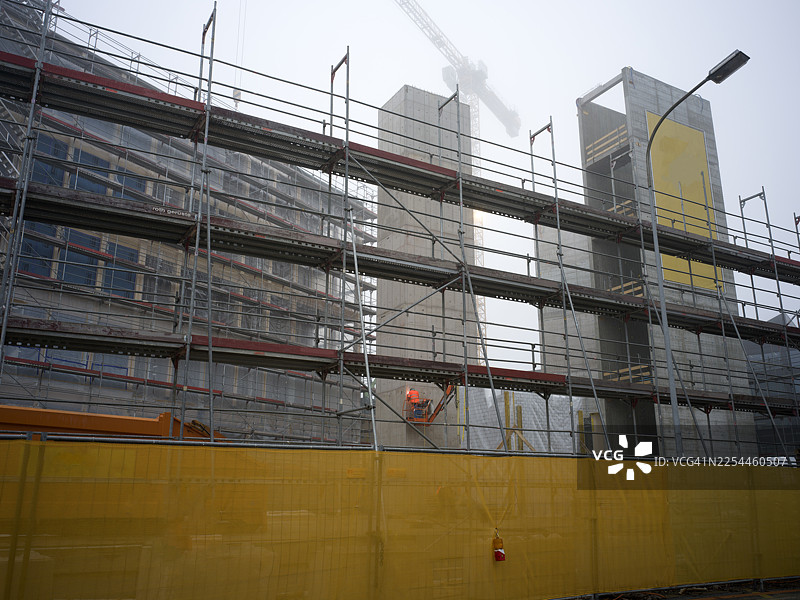 贝尔火车站附近的校区建筑工地，一名男子在施工现场工作图片素材