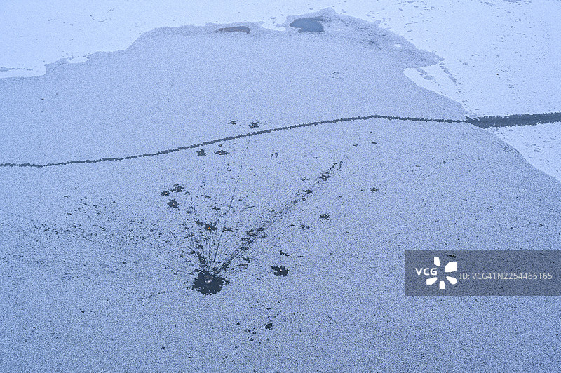 抽象的蓝色冬季冰块纹理，形成星形图案图片素材