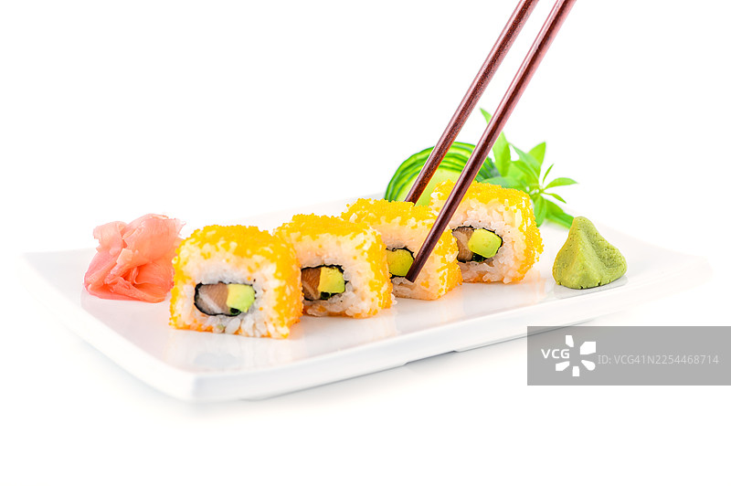 用筷子夹起新鲜的寿司卷图片素材