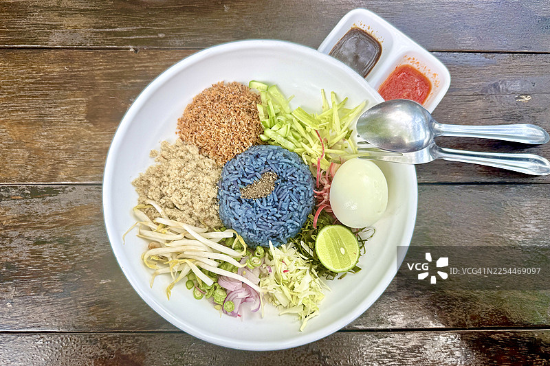 色彩鲜艳的泰国南部米沙拉，配有新鲜香草、色彩缤纷的蔬菜和辛辣的酱汁。图片素材