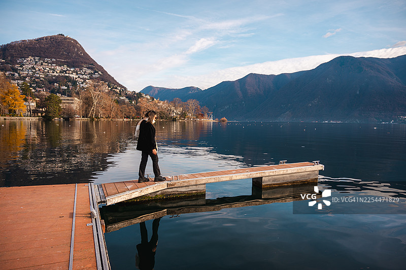 卢加诺湖边的女人图片素材