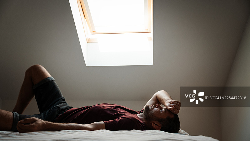 独自在家、情绪低落的成年男子。图片素材