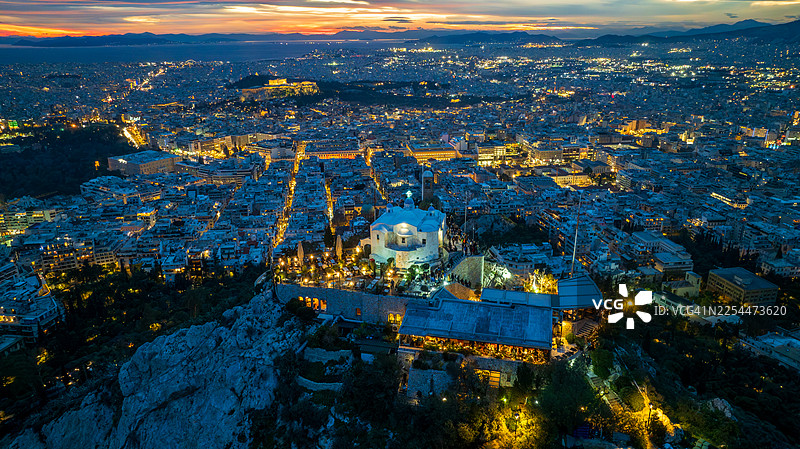 从空中俯瞰圣乔治教堂，位于利卡维多斯山，以及雅典的黄昏景象图片素材