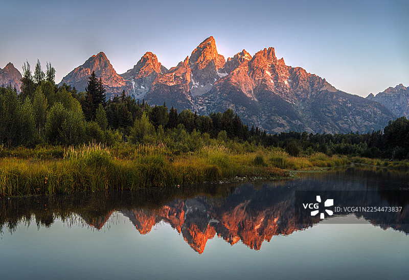 大提顿山脉与河流倒影的风景，日出时分大提顿峰的日出与山体倒影图片素材