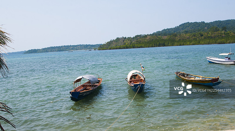 安达曼和尼科巴群岛，海中美丽树木的迷人海滩景色。图片素材