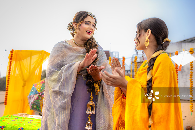 旁遮普妇女庆祝洛里节，跳着传统的民间舞蹈——欢乐的印度节日时刻图片素材