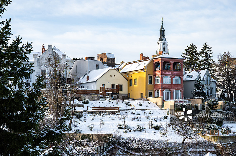 匈牙利维斯普林老城五颜六色的房屋的冬季景观图片素材