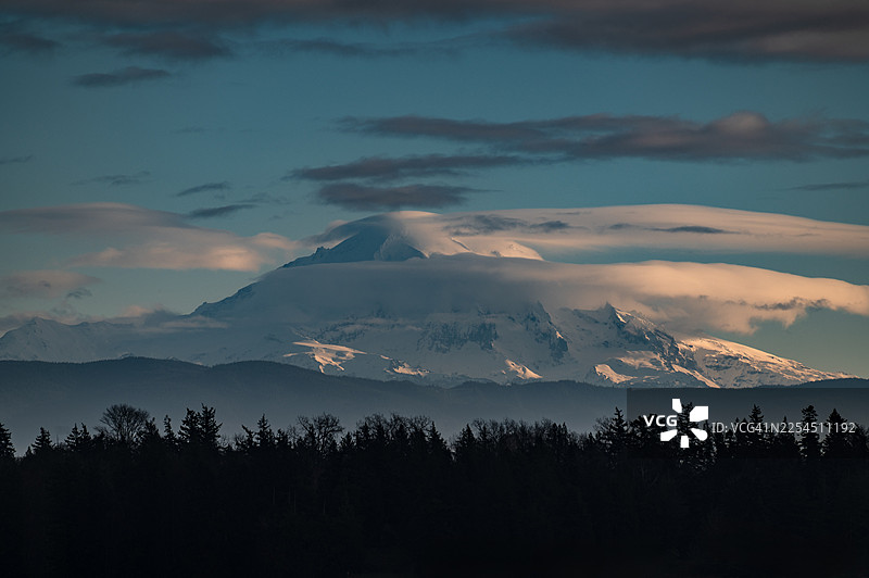 壮观的火山山脉——贝克山，被戏剧性的云彩环绕，它位于喀斯喀特山脉。图片素材