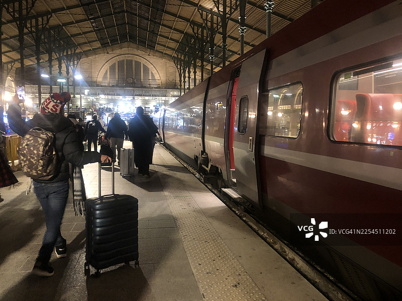 抵达巴黎北站图片素材