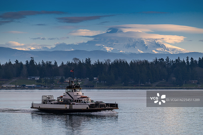 渡轮从大陆驶向勒米岛，壮丽的贝克山在背景中若隐若现。图片素材