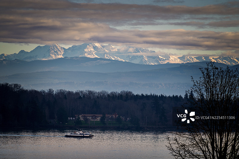 渡轮从大陆返回卢米岛，背景是双子姐妹山。图片素材