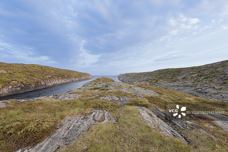 春季挪威西部峡湾的岩石海岸线图片素材