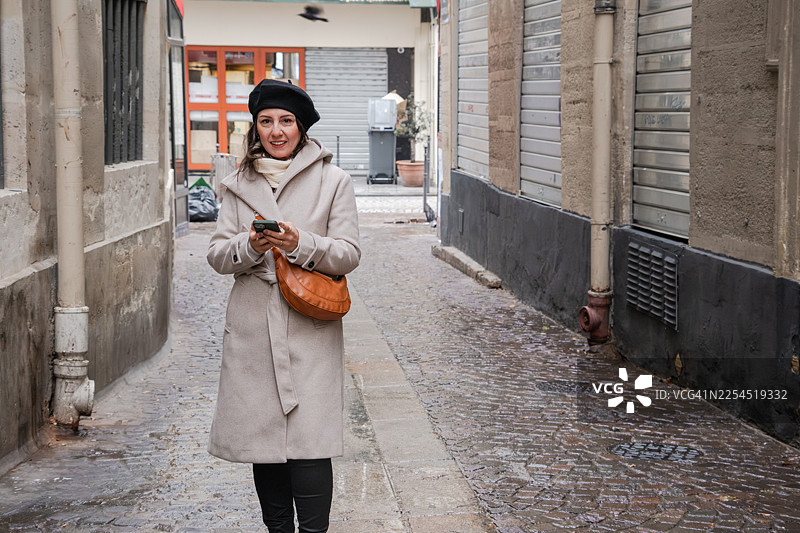 戴着标志性贝雷帽的游客女子在巴黎街头图片素材