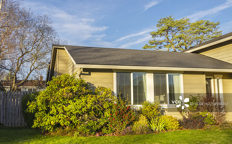 一户家庭住宅外观，摄于深秋图片素材