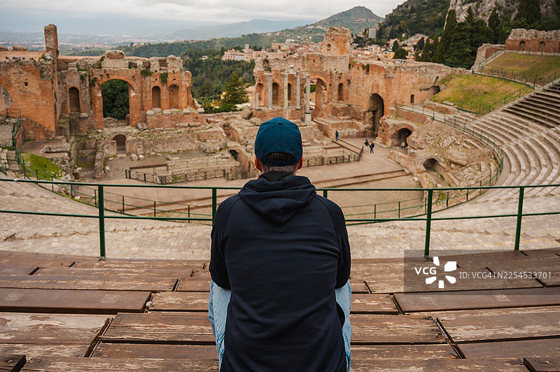 陶尔米纳古希腊剧场里的男人图片素材
