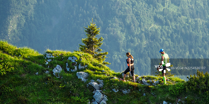 徒步者在生机勃勃的山地景观中穿行图片素材