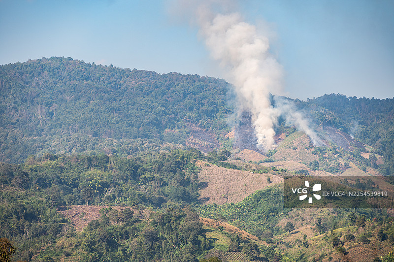 泰国乡村山丘上的野火。野火，包括森林火灾，会严重影响农业领域和耕作方式。图片素材