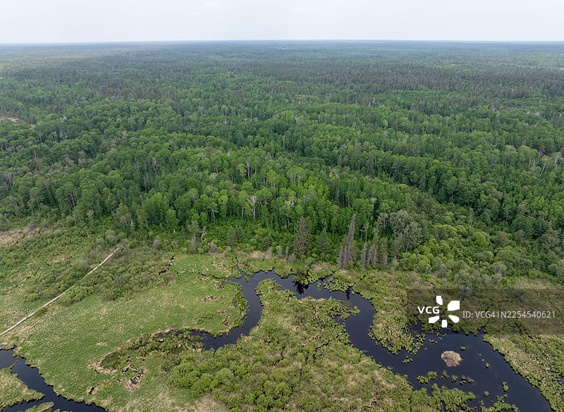 加拿大马尼托巴省，怀特谢尔河蜿蜒穿过原始北方森林的壮丽鸟瞰图。图片素材
