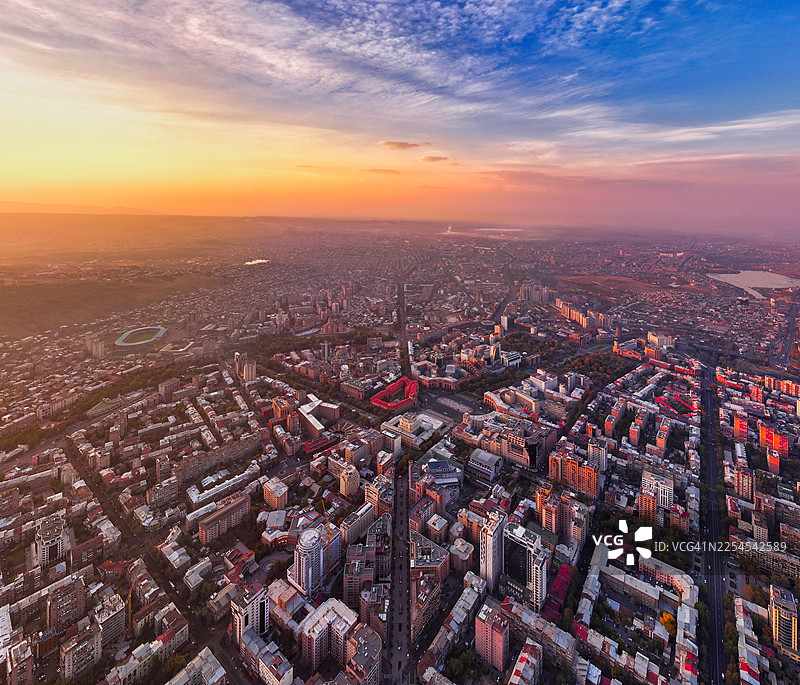 亚美尼亚历史悠久的首都埃里温的广阔城市景观，在日出或日落时分柔和朦胧的光线下被捕捉到。图片素材