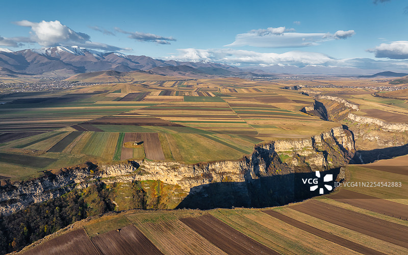 亚美尼亚洛里省峡谷和拼布农田的鸟瞰图——晨光照耀着乡村的山谷和山脉。图片素材