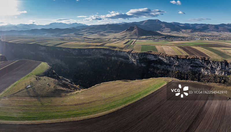 亚美尼亚洛里省农田和峡谷景观的鸟瞰图——午日阳光下的拼布式田野。图片素材